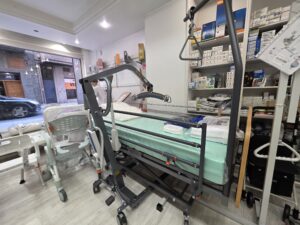 Foto cama con grúa
